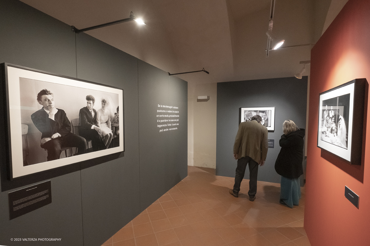 _DSF1437.jpg - 03/03/2023. Torino. In mostra le fotografie che nella lunghissima carriera di Erwitt meglio hanno descritto e rappresentato tutte le sfaccettature  dellâ€™essere famiglia. Nella foto in visita alla mostra