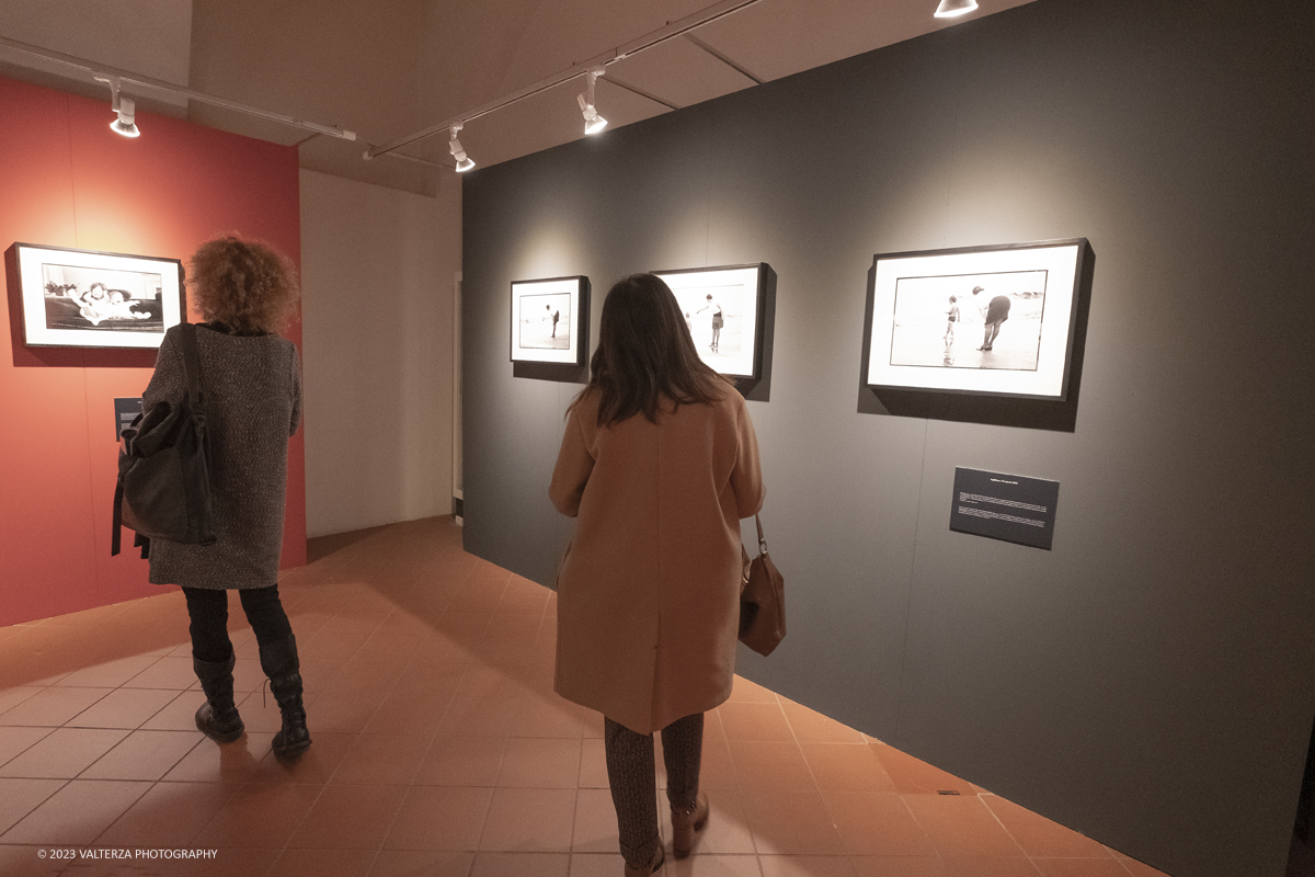 _DSF1454.jpg - 03/03/2023. Torino. In mostra le fotografie che nella lunghissima carriera di Erwitt meglio hanno descritto e rappresentato tutte le sfaccettature  dellâ€™essere famiglia. Nella foto in visita alla mostra