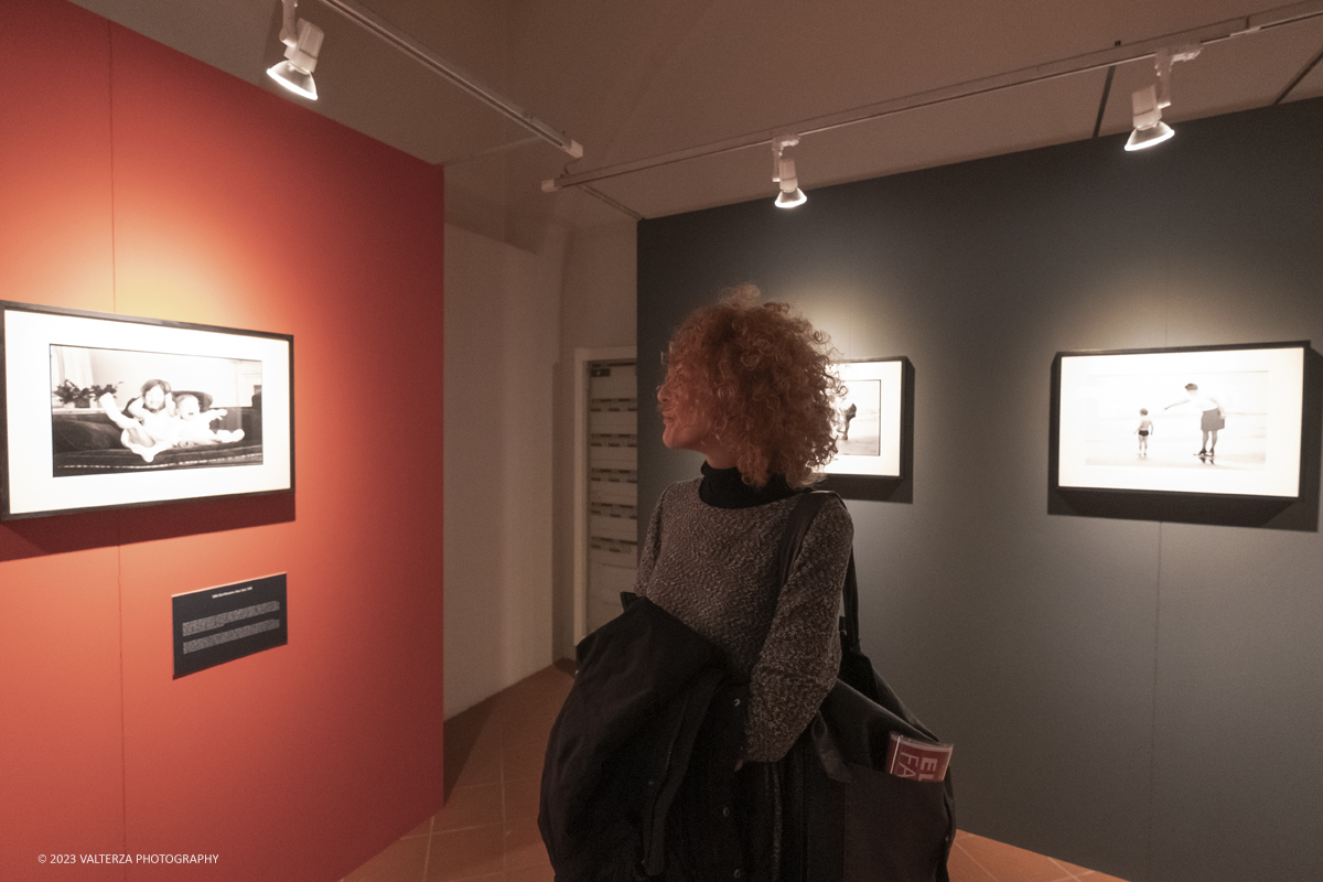 _DSF1458.jpg - 03/03/2023. Torino. In mostra le fotografie che nella lunghissima carriera di Erwitt meglio hanno descritto e rappresentato tutte le sfaccettature  dellâ€™essere famiglia. Nella foto in visita alla mostra