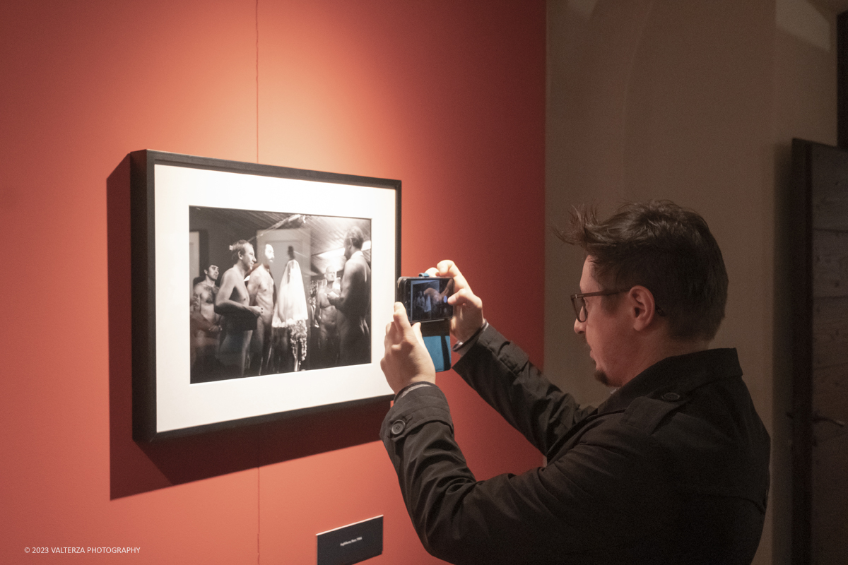 _DSF1482-2.jpg - 03/03/2023. Torino. In mostra le fotografie che nella lunghissima carriera di Erwitt meglio hanno descritto e rappresentato tutte le sfaccettature  dellâ€™essere famiglia. Nella foto in visita alla mostra