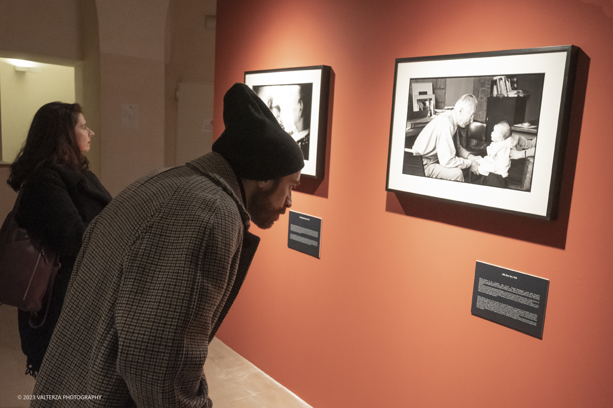 _DSF1551.jpg - 03/03/2023. Torino. In mostra le fotografie che nella lunghissima carriera di Erwitt meglio hanno descritto e rappresentato tutte le sfaccettature  dellâ€™essere famiglia. Nella foto in visita alla mostra