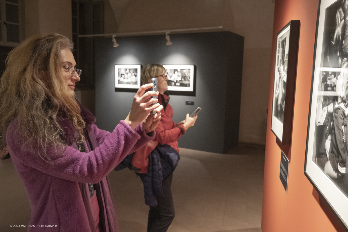 _DSF1557.jpg - 03/03/2023. Torino. In mostra le fotografie che nella lunghissima carriera di Erwitt meglio hanno descritto e rappresentato tutte le sfaccettature  dellâ€™essere famiglia. Nella foto in visita alla mostra