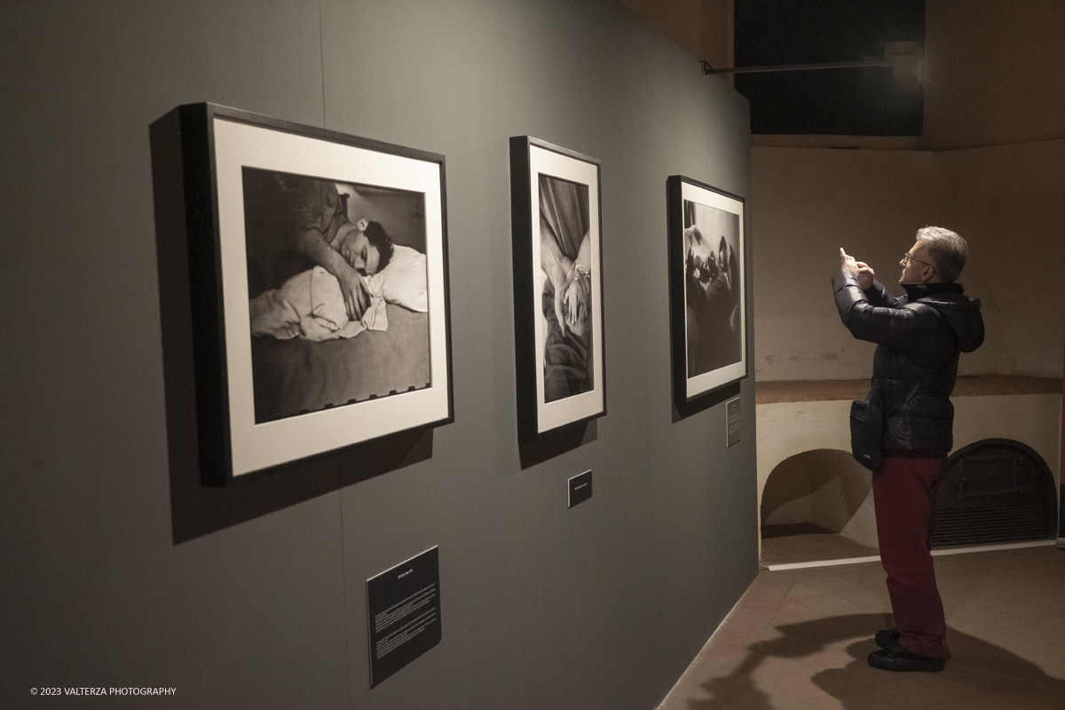 _DSF1563.jpg - 03/03/2023. Torino. In mostra le fotografie che nella lunghissima carriera di Erwitt meglio hanno descritto e rappresentato tutte le sfaccettature  dellâ€™essere famiglia. Nella foto in visita alla mostra