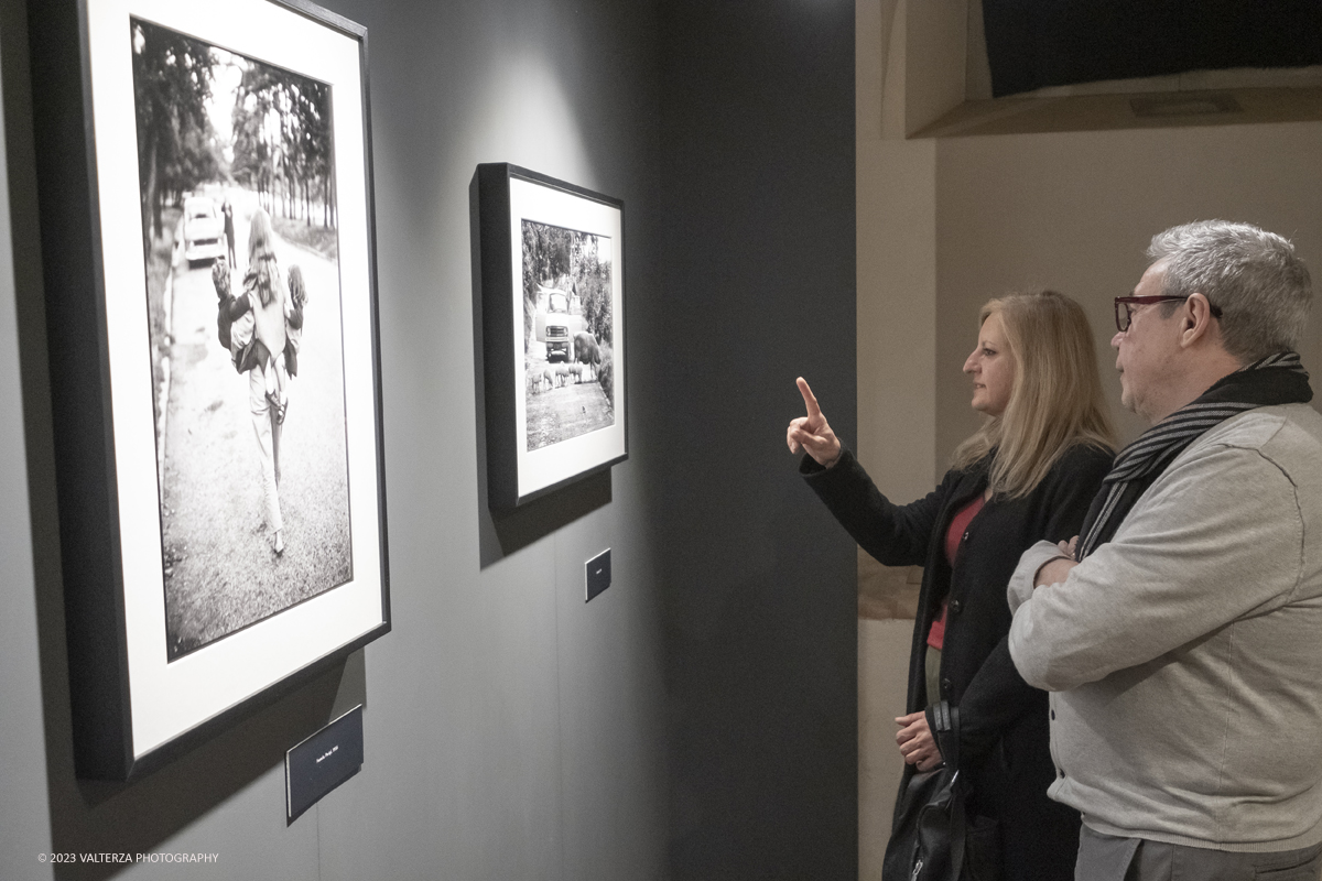 _DSF1580.jpg - 03/03/2023. Torino. In mostra le fotografie che nella lunghissima carriera di Erwitt meglio hanno descritto e rappresentato tutte le sfaccettature  dellâ€™essere famiglia. Nella foto in visita alla mostra