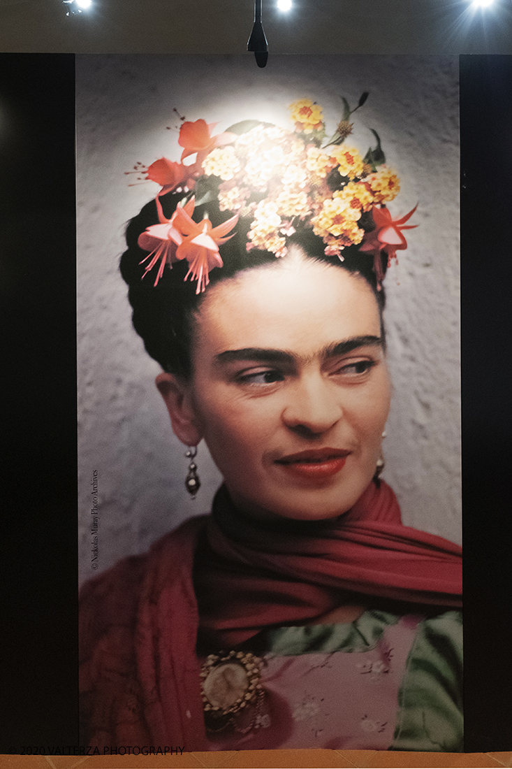 _DSF1348.jpg - 31/01/2020. Torino. " Frida Kahlo through the lens of Nickolas Murray" .Un viaggio emozionale nella vita dell'icona mondiale Frida Kahlo. Un percorso per conoscere la donna, viverla e comprendere la sua essenza, fatta di forza, coraggio, talento e un immenso amore. Una mostra evento per la prima volta in Europa. Nella foto una delle gigantografie di Frida Kahlo lungo il percorso di visita.