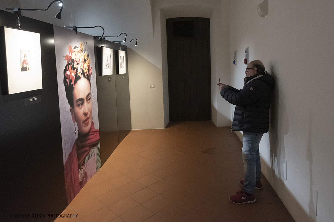 _DSF1621.jpg - 31/01/2020. Torino. " Frida Kahlo through the lens of Nickolas Murray" .Un viaggio emozionale nella vita dell'icona mondiale Frida Kahlo. Un percorso per conoscere la donna, viverla e comprendere la sua essenza, fatta di forza, coraggio, talento e un immenso amore. Una mostra evento per la prima volta in Europa. Nella foto un momento della visita.