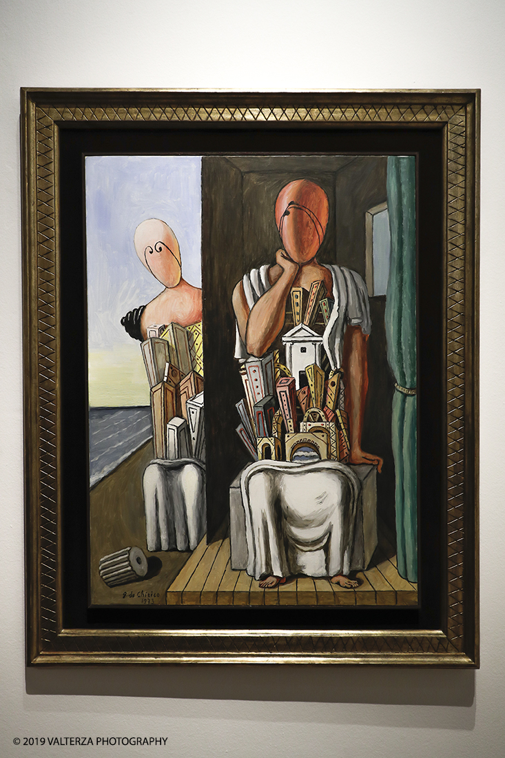 _G3I2253.jpg - 18/04/2019. Torino, La GAM di Torino presenta la grande mostra Giorgio de Chirico. Ritorno al Futuro, Neometafisica e Arte Contemporanea, un dialogo tra la pittura neometafisica di Giorgio de Chirico (Volo, Grecia, 1888 â€“ Roma, 1978) e le generazioni di artisti che, in particolare dagli anni Sessanta in poi, si sono ispirati alla sua opera, riconoscendolo come il maestro che ha anticipato la loro nuova visione e che con la sua neometafisica si Ã¨ posto in un confronto diretto con gli autori piÃ¹ giovani. Nella foto Il dialogo misterioso. Olio su tela; 1973 : Sezione Giorgio De Chirico neometafisico.