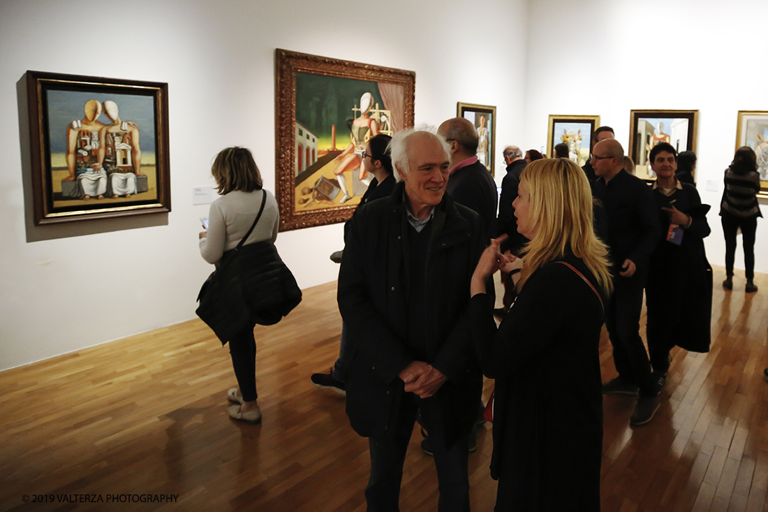 _X9B7961.jpg - 18/04/2019. Torino, La GAM di Torino presenta la grande mostra Giorgio de Chirico. Ritorno al Futuro, Neometafisica e Arte Contemporanea, un dialogo tra la pittura neometafisica di Giorgio de Chirico (Volo, Grecia, 1888 â€“ Roma, 1978) e le generazioni di artisti che, in particolare dagli anni Sessanta in poi, si sono ispirati alla sua opera, riconoscendolo come il maestro che ha anticipato la loro nuova visione e che con la sua neometafisica si Ã¨ posto in un confronto diretto con gli autori piÃ¹ giovani. Nella foto un momento della visita alla mostra