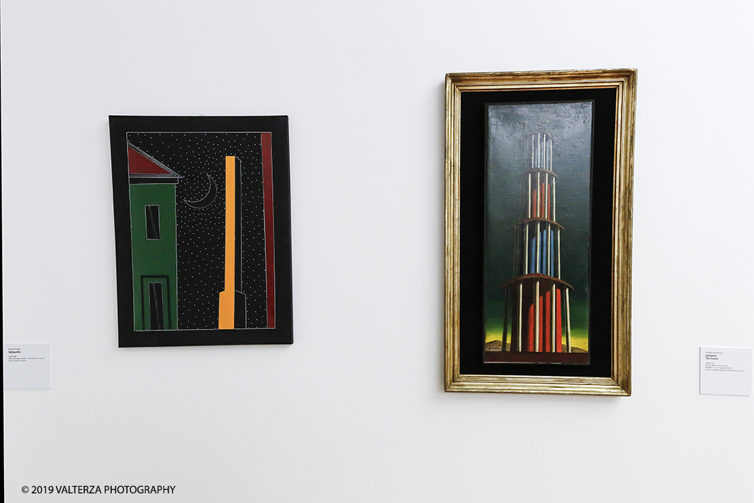 _X9B7993.jpg - 18/04/2019. Torino, La GAM di Torino presenta la grande mostra Giorgio de Chirico. Ritorno al Futuro, Neometafisica e Arte Contemporanea, un dialogo tra la pittura neometafisica di Giorgio de Chirico (Volo, Grecia, 1888 â€“ Roma, 1978) e le generazioni di artisti che, in particolare dagli anni Sessanta in poi, si sono ispirati alla sua opera, riconoscendolo come il maestro che ha anticipato la loro nuova visione e che con la sua neometafisica si Ã¨ posto in un confronto diretto con gli autori piÃ¹ giovani. Nella foto l'opera di De Chirico La Torre a confronto con l'opera; di Franco Angeli Sabaudia nella sezione Derive.