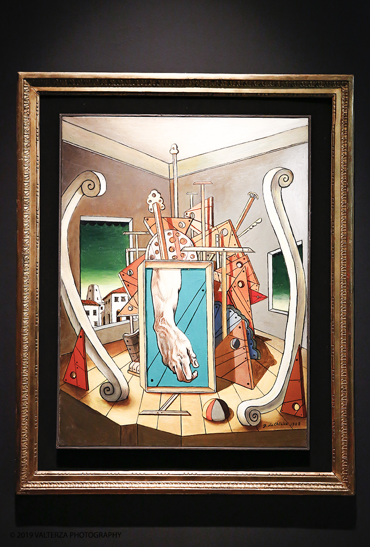 _X9B8139.jpg - 18/04/2019. Torino, La GAM di Torino presenta la grande mostra Giorgio de Chirico. Ritorno al Futuro, Neometafisica e Arte Contemporanea, un dialogo tra la pittura neometafisica di Giorgio de Chirico (Volo, Grecia, 1888 â€“ Roma, 1978) e le generazioni di artisti che, in particolare dagli anni Sessanta in poi, si sono ispirati alla sua opera, riconoscendolo come il maestro che ha anticipato la loro nuova visione e che con la sua neometafisica si Ã¨ posto in un confronto diretto con gli autori piÃ¹ giovani. Nella foto De Chirico; Interno metafisico con mano di David; olio su tela 1968.; nella sezione speciale Verso Michelangelo