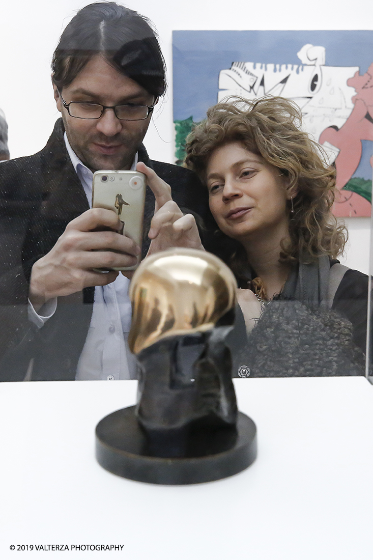 _X9B8169.jpg - 18/04/2019. Torino, La GAM di Torino presenta la grande mostra Giorgio de Chirico. Ritorno al Futuro, Neometafisica e Arte Contemporanea, un dialogo tra la pittura neometafisica di Giorgio de Chirico (Volo, Grecia, 1888 â€“ Roma, 1978) e le generazioni di artisti che, in particolare dagli anni Sessanta in poi, si sono ispirati alla sua opera, riconoscendolo come il maestro che ha anticipato la loro nuova visione e che con la sua neometafisica si Ã¨ posto in un confronto diretto con gli autori piÃ¹ giovani. Nella foto Henry Moore; scultura Nuclear Energy nella sezione Derive