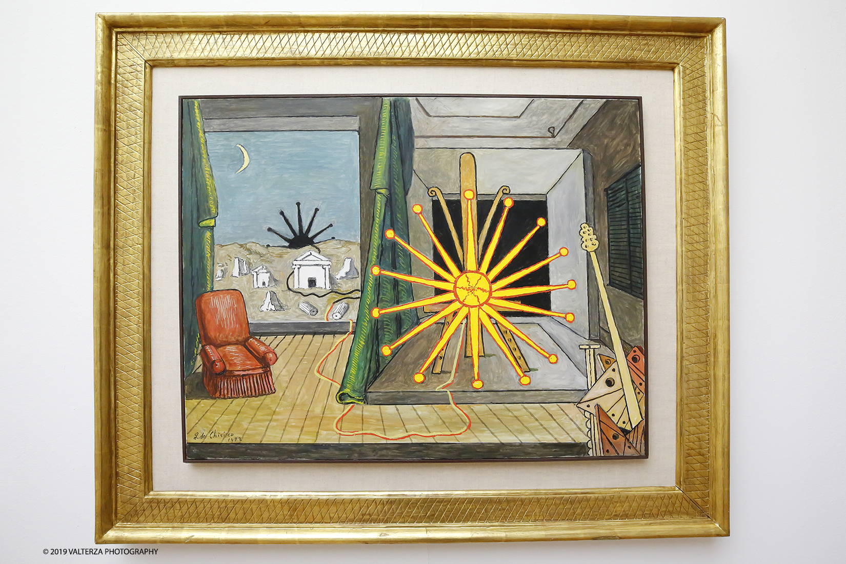 _X9B8231.jpg - 18/04/2019. Torino, La GAM di Torino presenta la grande mostra Giorgio de Chirico. Ritorno al Futuro, Neometafisica e Arte Contemporanea, un dialogo tra la pittura neometafisica di Giorgio de Chirico (Volo, Grecia, 1888 â€“ Roma, 1978) e le generazioni di artisti che, in particolare dagli anni Sessanta in poi, si sono ispirati alla sua opera, riconoscendolo come il maestro che ha anticipato la loro nuova visione e che con la sua neometafisica si Ã¨ posto in un confronto diretto con gli autori piÃ¹ giovani. Nella foto De Chirico; Sole sul cavalletto. Olio su tela; 1972