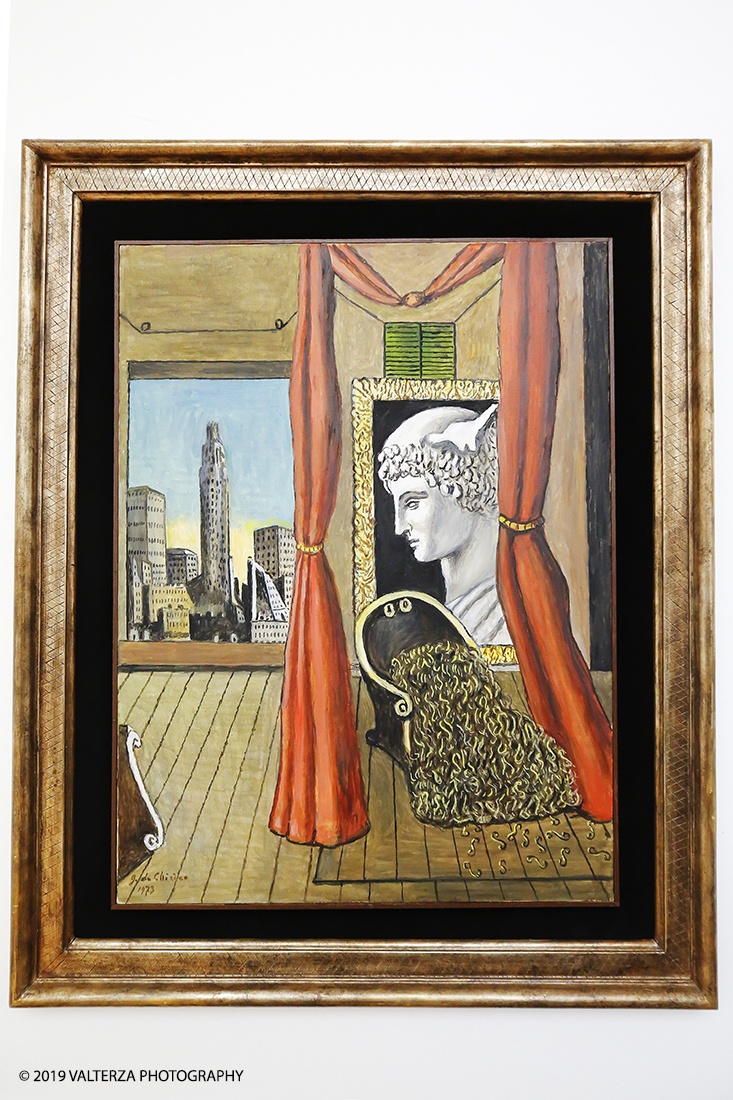 _X9B8258.jpg - 18/04/2019. Torino, La GAM di Torino presenta la grande mostra Giorgio de Chirico. Ritorno al Futuro, Neometafisica e Arte Contemporanea, un dialogo tra la pittura neometafisica di Giorgio de Chirico (Volo, Grecia, 1888 â€“ Roma, 1978) e le generazioni di artisti che, in particolare dagli anni Sessanta in poi, si sono ispirati alla sua opera, riconoscendolo come il maestro che ha anticipato la loro nuova visione e che con la sua neometafisica si Ã¨ posto in un confronto diretto con gli autori piÃ¹ giovani. Nella foto De Chirico; Mistero di Manhattan. Olio su tela; 1973