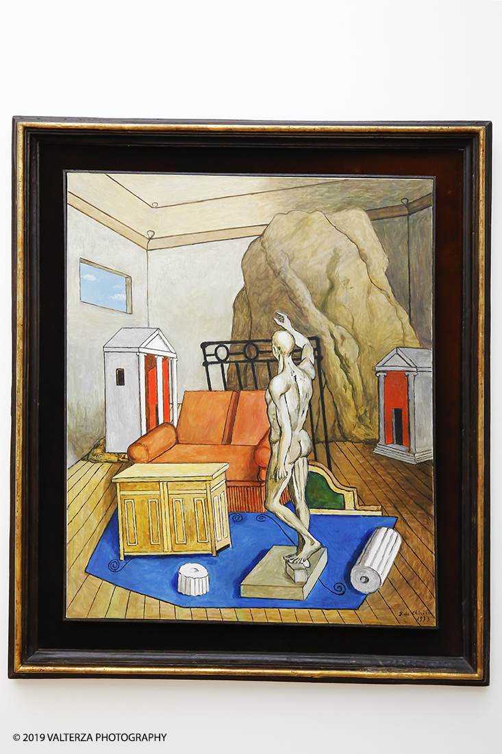 _X9B8302.jpg - 18/04/2019. Torino, La GAM di Torino presenta la grande mostra Giorgio de Chirico. Ritorno al Futuro, Neometafisica e Arte Contemporanea, un dialogo tra la pittura neometafisica di Giorgio de Chirico (Volo, Grecia, 1888 â€“ Roma, 1978) e le generazioni di artisti che, in particolare dagli anni Sessanta in poi, si sono ispirati alla sua opera, riconoscendolo come il maestro che ha anticipato la loro nuova visione e che con la sua neometafisica si Ã¨ posto in un confronto diretto con gli autori piÃ¹ giovani. Nella foto De Chirico; Mobili e rocce in una stanza.Olio su tela 1973