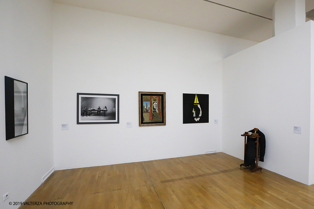 _X9B8339.jpg - 18/04/2019. Torino, La GAM di Torino presenta la grande mostra Giorgio de Chirico. Ritorno al Futuro, Neometafisica e Arte Contemporanea, un dialogo tra la pittura neometafisica di Giorgio de Chirico (Volo, Grecia, 1888 â€“ Roma, 1978) e le generazioni di artisti che, in particolare dagli anni Sessanta in poi, si sono ispirati alla sua opera, riconoscendolo come il maestro che ha anticipato la loro nuova visione e che con la sua neometafisica si Ã¨ posto in un confronto diretto con gli autori piÃ¹ giovani. Nella foto un angolo della Mostra.