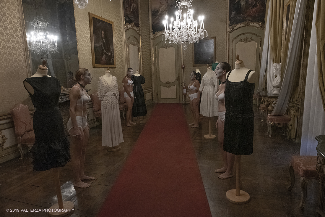 _DSF4691.jpg - 17/09/2019. Torino. Atelier. Torino Artefice di eleganza.questo il tema dell'edizione 2019 di Iconica. Quattro giorni di appuntamenti, incontri a tema, mostre, laboratori e lâ€™esibizione teatrale Corpi - Live perrformance messa in scena da Casa Fools-Teatro Vanchiglia. Eventi che ruoteranno intorno agli abiti e agli accessori creati dalle piÃ¹ famose sartorie e modiste torinesi negli anni 1950-80. Nella foto un momento di "Corpi- Live performance" messa in scena da Casa Fools-Teatro Vanchiglia