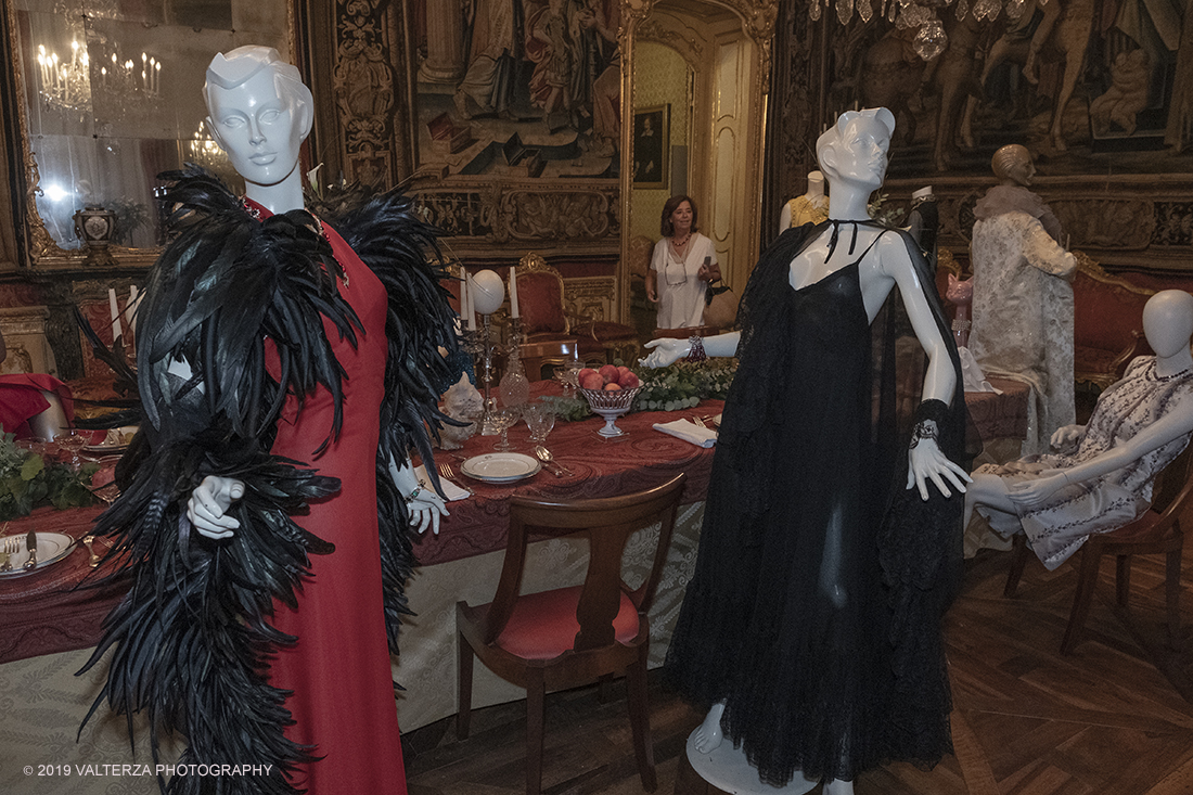 _DSF4707.jpg - 17/09/2019. Torino. Atelier. Torino Artefice di eleganza.questo il tema dell'edizione 2019 di Iconica. Quattro giorni di appuntamenti, incontri a tema, mostre, laboratori e lâ€™esibizione teatrale Corpi - Live perrformance messa in scena da Casa Fools-Teatro Vanchiglia. Eventi che ruoteranno intorno agli abiti e agli accessori creati dalle piÃ¹ famose sartorie e modiste torinesi negli anni 1950-80. Nella foto la sala degli Arazzi di Palazzo Chiablese dove Ã¨ allestita una tavola da pranzo onirica con intorno 13 manichini con abbigliamento sartoriale.