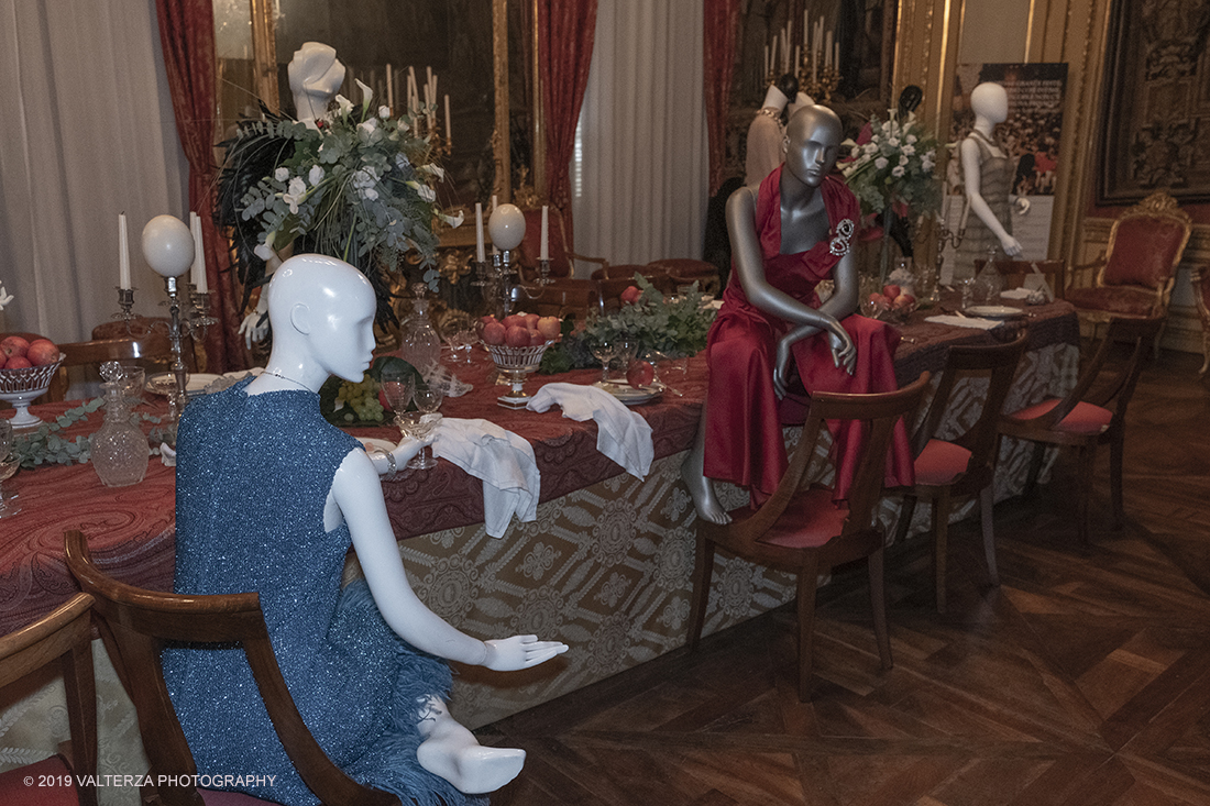 _DSF4716.jpg - 17/09/2019. Torino. Atelier. Torino Artefice di eleganza.questo il tema dell'edizione 2019 di Iconica. Quattro giorni di appuntamenti, incontri a tema, mostre, laboratori e lâ€™esibizione teatrale Corpi - Live perrformance messa in scena da Casa Fools-Teatro Vanchiglia. Eventi che ruoteranno intorno agli abiti e agli accessori creati dalle piÃ¹ famose sartorie e modiste torinesi negli anni 1950-80. Nella foto la sala degli Arazzi di Palazzo Chiablese dove Ã¨ allestita una tavola da pranzo onirica con intorno 13 manichini con abbigliamento sartoriale.