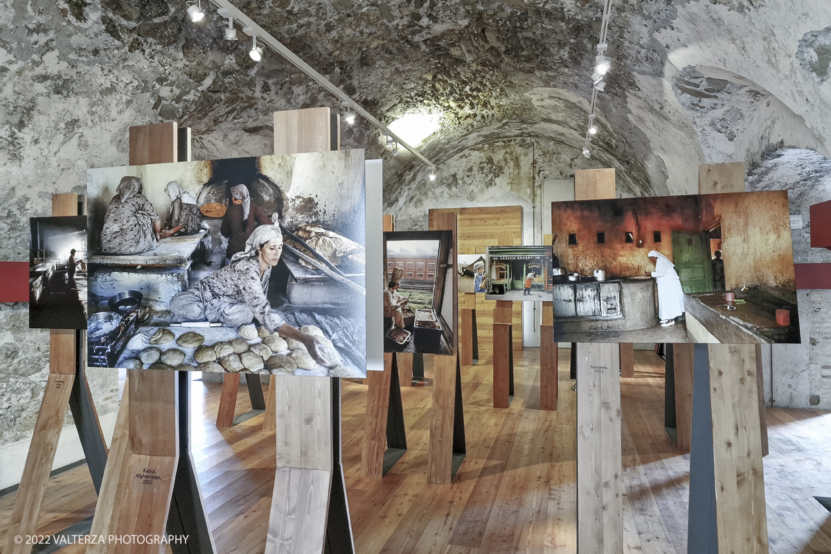 20220817_173542.jpg - 17/0872022. Ventimiglia. Qui abbiamo il cibo come leitmotiv della mostra, inteso come espressione diretta di culture e territori diversi, in declinazioni che documentano la vita quotidiana di popolazioni lontane, illustrando scene di pesca, di agricoltura, di commerci, di trasporti, in ciascuna foto Steve McCurry riesce sempre a cogliere, secondo le sue intenzioni, â€œqualcosa di insolito e di unicoâ€�.