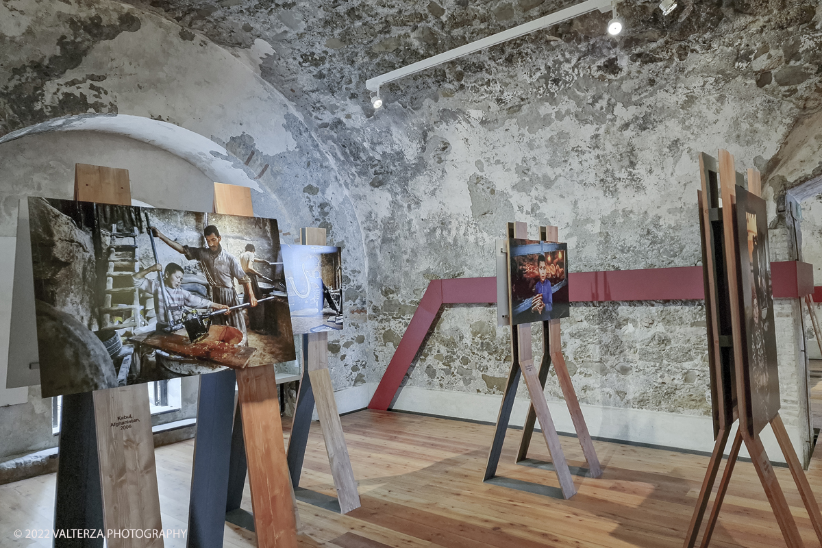 20220817_173631.jpg - 17/0872022. Ventimiglia. Qui abbiamo il cibo come leitmotiv della mostra, inteso come espressione diretta di culture e territori diversi, in declinazioni che documentano la vita quotidiana di popolazioni lontane, illustrando scene di pesca, di agricoltura, di commerci, di trasporti, in ciascuna foto Steve McCurry riesce sempre a cogliere, secondo le sue intenzioni, â€œqualcosa di insolito e di unicoâ€�.