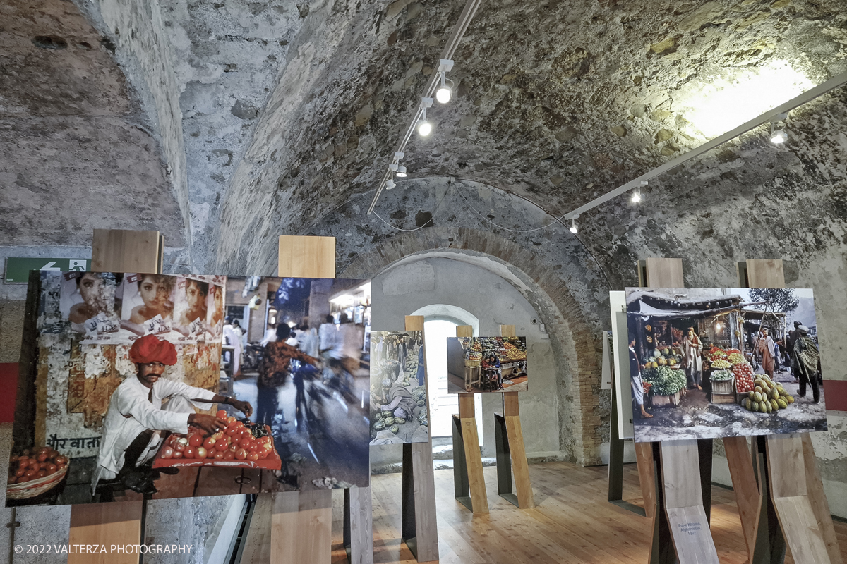 20220817_173713.jpg - 17/0872022. Ventimiglia. Qui abbiamo il cibo come leitmotiv della mostra, inteso come espressione diretta di culture e territori diversi, in declinazioni che documentano la vita quotidiana di popolazioni lontane, illustrando scene di pesca, di agricoltura, di commerci, di trasporti, in ciascuna foto Steve McCurry riesce sempre a cogliere, secondo le sue intenzioni, â€œqualcosa di insolito e di unicoâ€�.