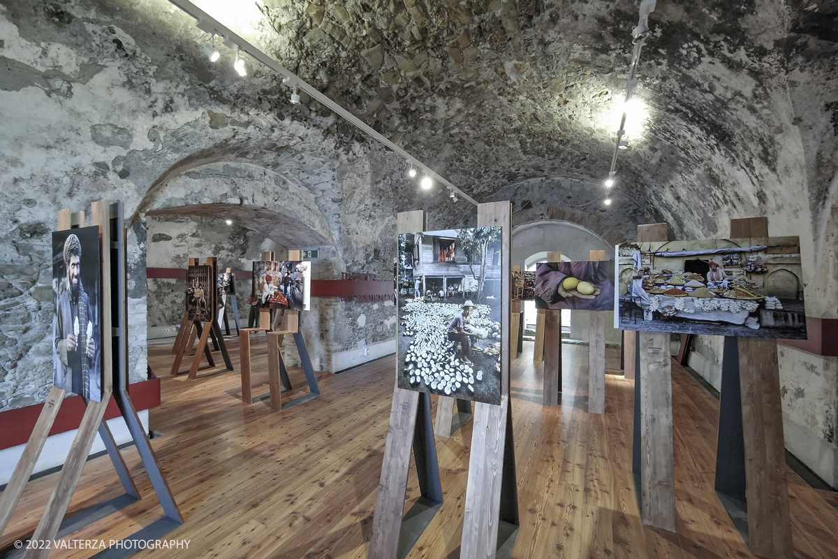 20220817_173751.jpg - 17/0872022. Ventimiglia. Qui abbiamo il cibo come leitmotiv della mostra, inteso come espressione diretta di culture e territori diversi, in declinazioni che documentano la vita quotidiana di popolazioni lontane, illustrando scene di pesca, di agricoltura, di commerci, di trasporti, in ciascuna foto Steve McCurry riesce sempre a cogliere, secondo le sue intenzioni, â€œqualcosa di insolito e di unicoâ€�.