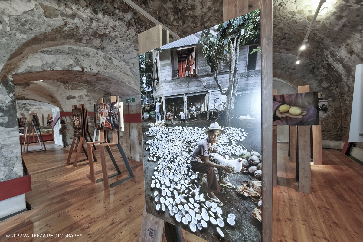 20220817_173802.jpg - 17/0872022. Ventimiglia. Qui abbiamo il cibo come leitmotiv della mostra, inteso come espressione diretta di culture e territori diversi, in declinazioni che documentano la vita quotidiana di popolazioni lontane, illustrando scene di pesca, di agricoltura, di commerci, di trasporti, in ciascuna foto Steve McCurry riesce sempre a cogliere, secondo le sue intenzioni, â€œqualcosa di insolito e di unicoâ€�.