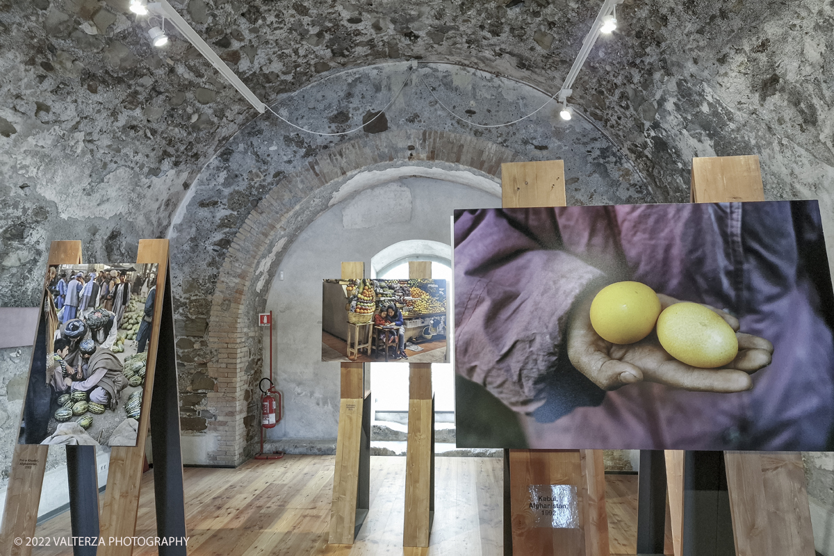 20220817_173926.jpg - 17/0872022. Ventimiglia. Qui abbiamo il cibo come leitmotiv della mostra, inteso come espressione diretta di culture e territori diversi, in declinazioni che documentano la vita quotidiana di popolazioni lontane, illustrando scene di pesca, di agricoltura, di commerci, di trasporti, in ciascuna foto Steve McCurry riesce sempre a cogliere, secondo le sue intenzioni, â€œqualcosa di insolito e di unicoâ€�.