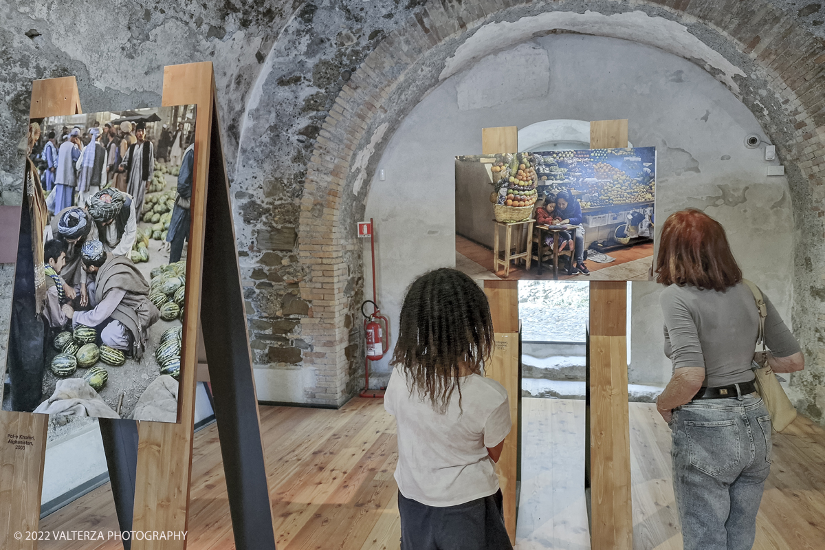 20220817_174115.jpg - 17/0872022. Ventimiglia. Qui abbiamo il cibo come leitmotiv della mostra, inteso come espressione diretta di culture e territori diversi, in declinazioni che documentano la vita quotidiana di popolazioni lontane, illustrando scene di pesca, di agricoltura, di commerci, di trasporti, in ciascuna foto Steve McCurry riesce sempre a cogliere, secondo le sue intenzioni, â€œqualcosa di insolito e di unicoâ€�.