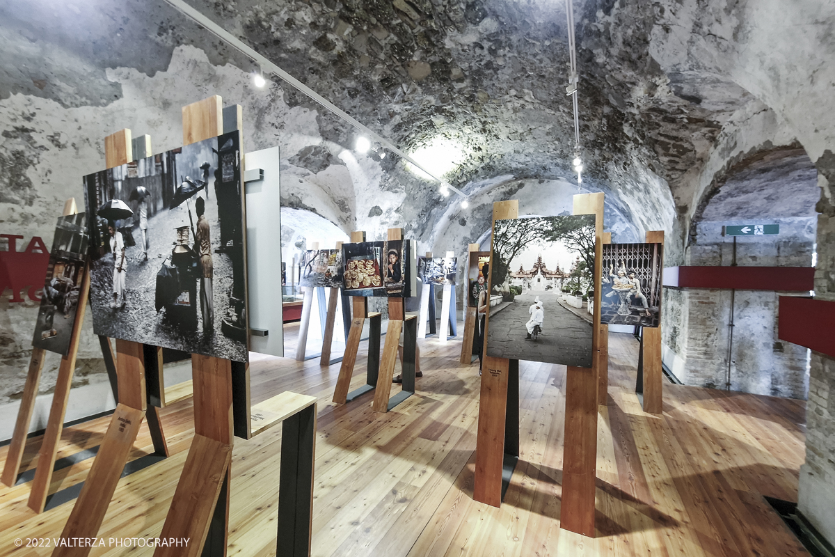 20220817_174447.jpg - 17/0872022. Ventimiglia. Qui abbiamo il cibo come leitmotiv della mostra, inteso come espressione diretta di culture e territori diversi, in declinazioni che documentano la vita quotidiana di popolazioni lontane, illustrando scene di pesca, di agricoltura, di commerci, di trasporti, in ciascuna foto Steve McCurry riesce sempre a cogliere, secondo le sue intenzioni, â€œqualcosa di insolito e di unicoâ€�.