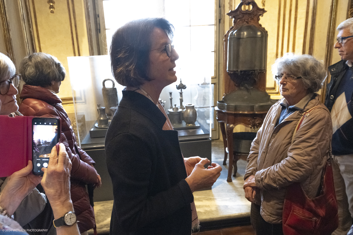 _DSF6078.jpg - 21/02/2024. Torino. La nuova raccolta di oggetti in peltro del Settecento ed Ottocento frutto di una donazione. Nella foto visita alla mostra guidata dalla curatrice Clelia Arnaldi di Vassalli