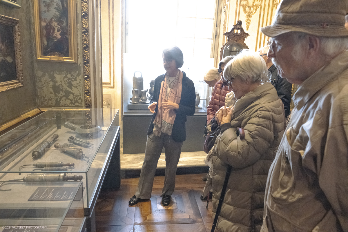 _DSF6105.jpg - 21/02/2024. Torino. La nuova raccolta di oggetti in peltro del Settecento ed Ottocento frutto di una donazione. Nella foto visita alla mostra guidata dalla curatrice Clelia Arnaldi di Vassalli