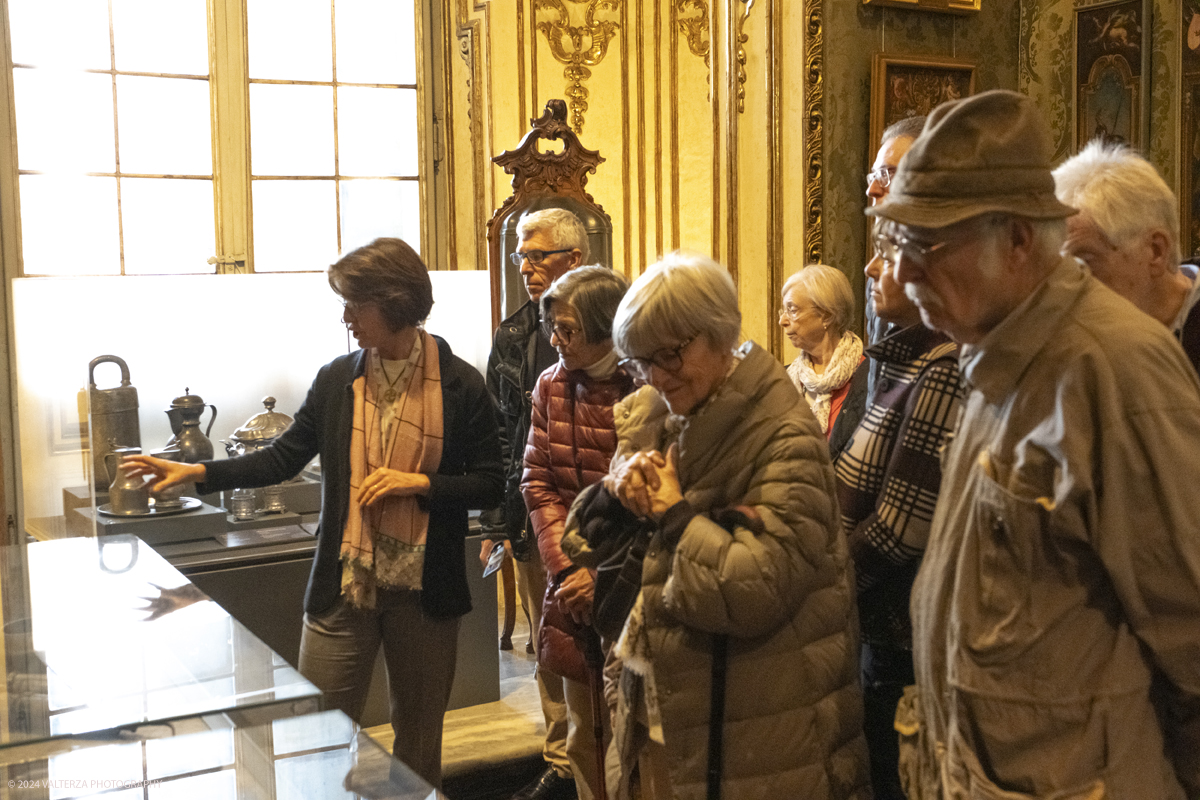 _DSF6117.jpg - 21/02/2024. Torino. La nuova raccolta di oggetti in peltro del Settecento ed Ottocento frutto di una donazione. Nella foto visita alla mostra guidata dalla curatrice Clelia Arnaldi di Vassalli