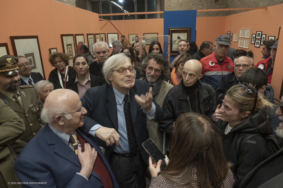 _DSF4208.jpg - 10/11/2023. Torino. Lâ€™esposizione , mira a raccontare le origini e la storia del rivoluzionario movimento artistico nato in Francia a metÃ  dellâ€™Ottocento e raccoglie circa 300 opere di oltre 100 artisti. Nella foto Vittorio Sgarbi dialoga con i giornalisti e gli invitati partecipanti al vernissage