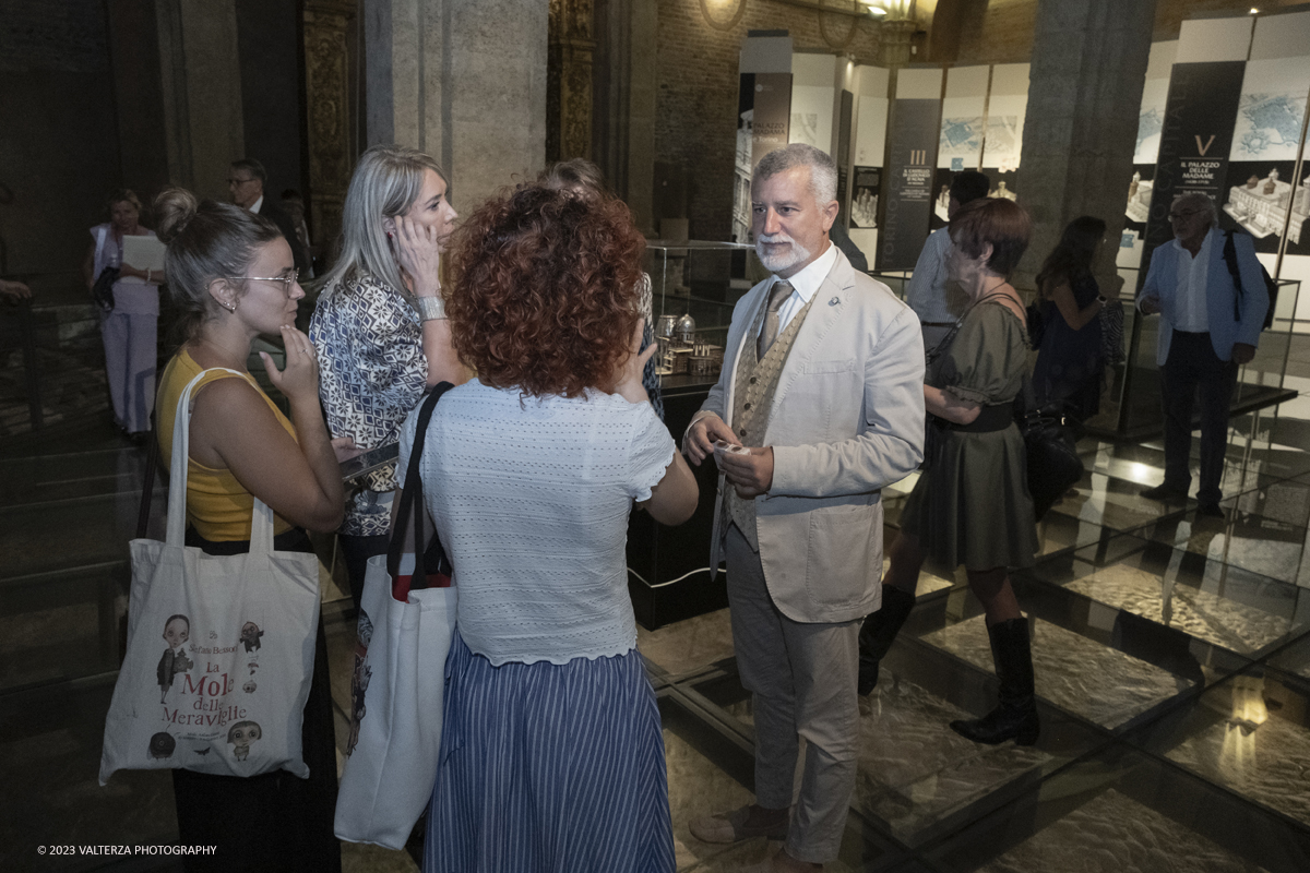 _DSF7493.jpg - 12/07/2023. Torino. La mostra si propone di offrire al pubblico un'esperienza coinvolgente e interattiva, permettendo di scoprire la bellezza e la ricchezza dei luoghi attraversati dalla Via Francigena con particolare attenzione ai cammini sindonici del Piemonte. Nella foto visita alla mostra guidata da Giovanni Carlo Federico Villa direttore di Palazzo Madama e Curatore della mostra