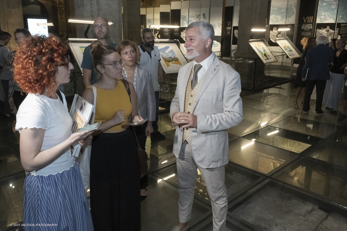 _DSF7520.jpg - 12/07/2023. Torino. La mostra si propone di offrire al pubblico un'esperienza coinvolgente e interattiva, permettendo di scoprire la bellezza e la ricchezza dei luoghi attraversati dalla Via Francigena con particolare attenzione ai cammini sindonici del Piemonte. Nella foto visita alla mostra guidata da Giovanni Carlo Federico Villa direttore di Palazzo Madama e Curatore della mostra