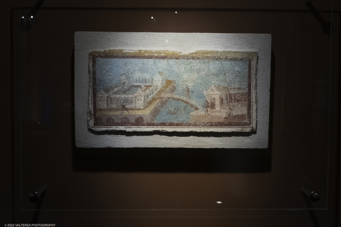 _DSF1401.jpg - 07/04/2022. Torino. La mostra a Palazzo Madama dall'8 Aprile al 9 Agosto 2022 Ã© un "Invito" a entrare nelle case di Pompei, a scoprire quali erano le atmosfere, come erano arredate, come erano decorate ed abbellite, attraverso un viaggio nel mondo pompeiano. Nella foto quadretto con paesaggio marittimo