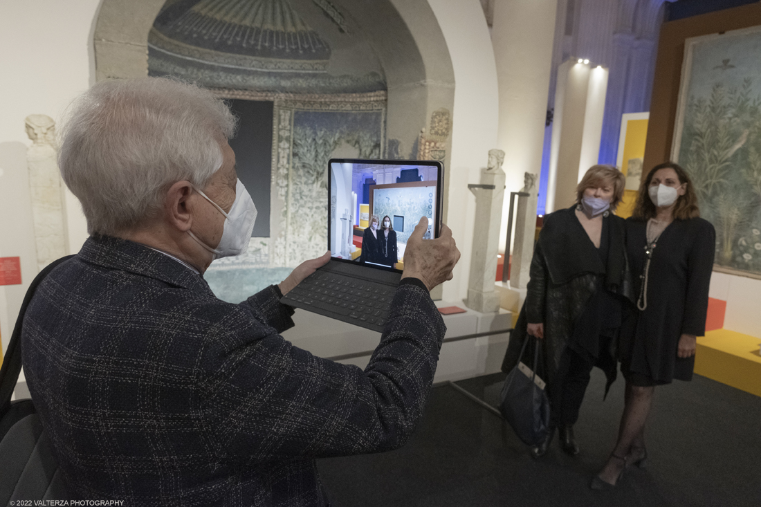 _DSF1641.jpg - 07/04/2022. Torino. La mostra a Palazzo Madama dall'8 Aprile al 9 Agosto 2022 Ã© un "Invito" a entrare nelle case di Pompei, a scoprire quali erano le atmosfere, come erano arredate, come erano decorate ed abbellite, attraverso un viaggio nel mondo pompeiano. Nella foto in visita alla mostra