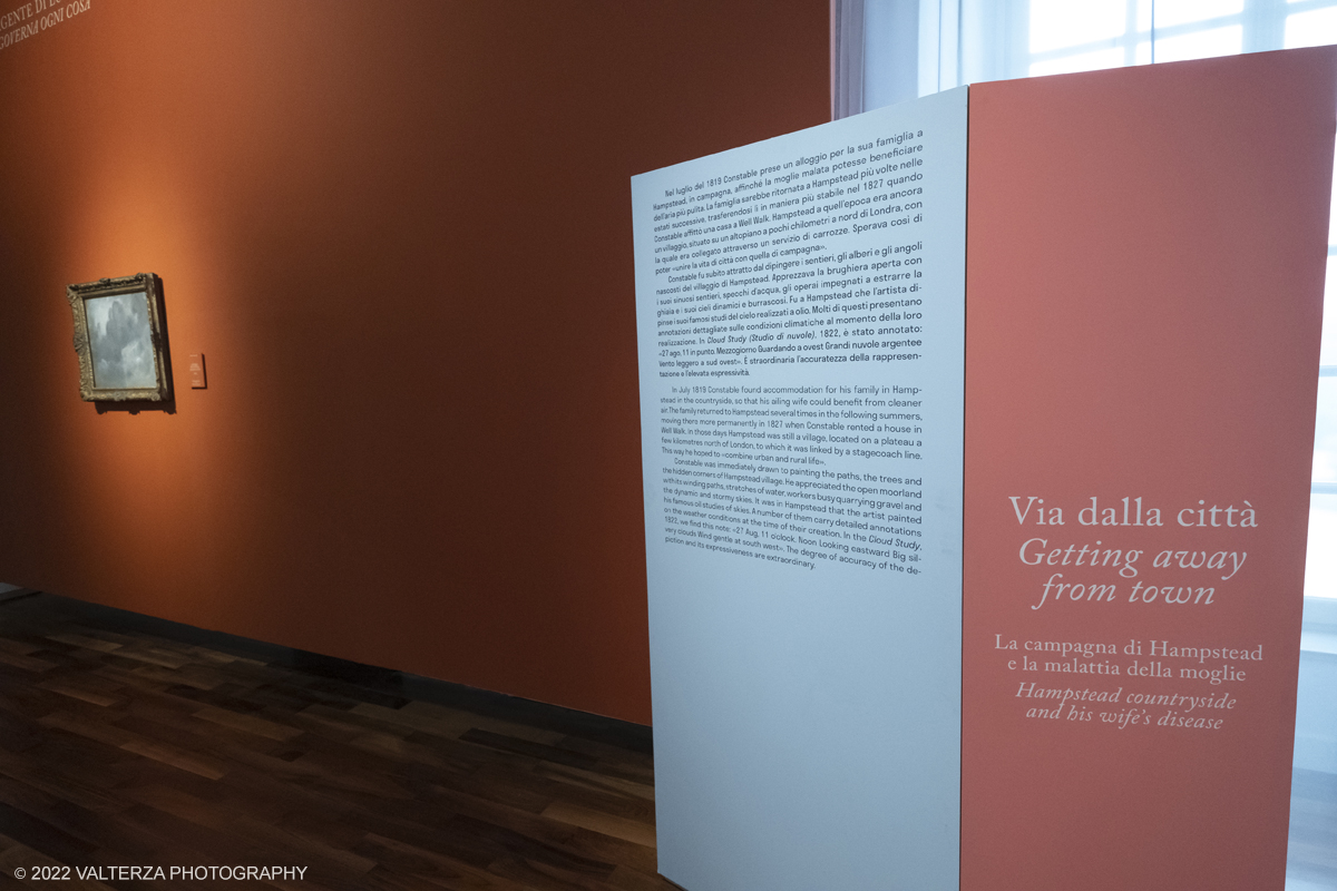 _DSF4014.jpg - 24/10/2022 .Torino. Per la prima volta in Italia una mostra dedicata al celebre artista John Constable: oltre cinquanta opere, provenienti dalla Tate UK, ripercorrono cronologicamente la vicenda artistica del pittore, tra i massimi esponenti della pittura romantica inglese. Nella foto la sala 4 Via dalla cittÃ : la campagna di Hampstead e la malattia della moglie.