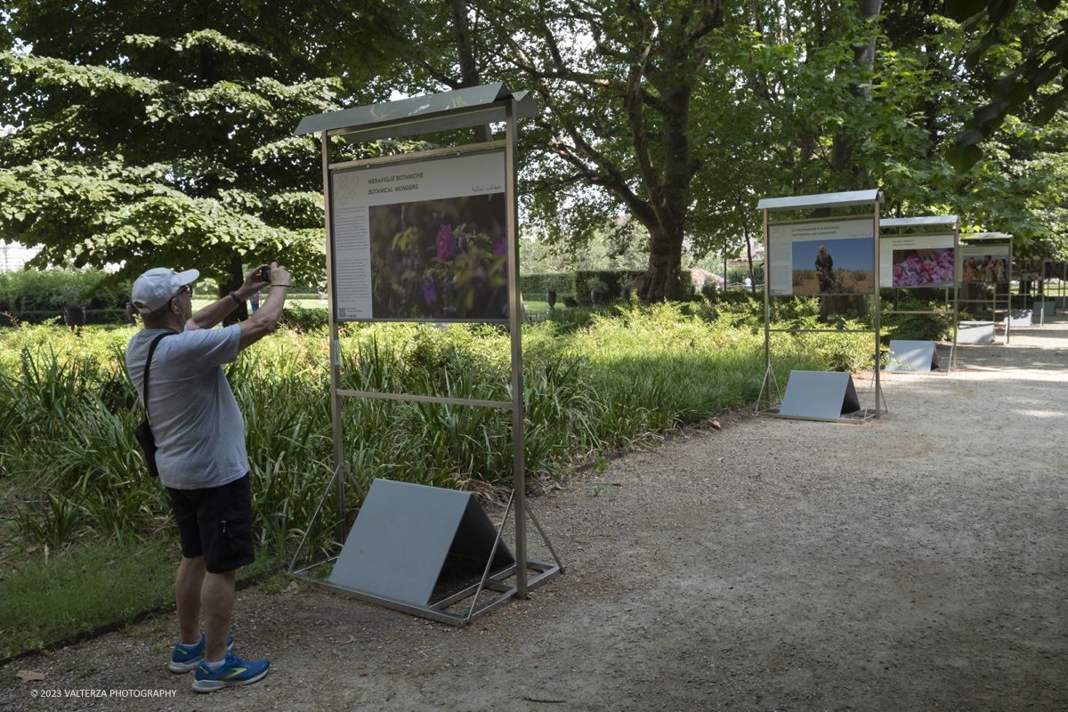 _DSF6561.jpg - 04/07/2023. Torino. Una mostra fotografica, unâ€™installazione artistica e un programma di eventi promuovono il patrimonio culturale siriano attraverso la conoscenza della secolare coltivazione e trasformazione del fiore, Patrimonio Immateriale dellâ€™UmanitÃ  UNESCO. Nella foto in visita alla mostra  fotografica