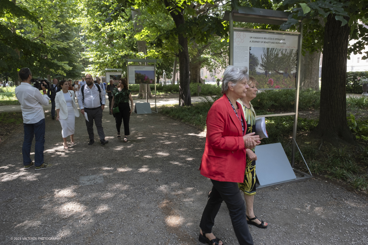 _DSF6935.jpg - 04/07/2023. Torino. Una mostra fotografica, unâ€™installazione artistica e un programma di eventi promuovono il patrimonio culturale siriano attraverso la conoscenza della secolare coltivazione e trasformazione del fiore, Patrimonio Immateriale dellâ€™UmanitÃ  UNESCO. Nella foto in visita alla mostra  fotografica