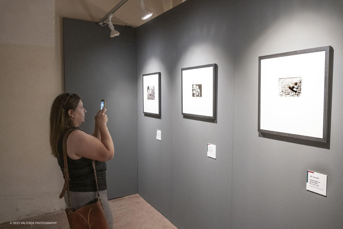 _DSF4351.jpg - 08/09/2023. Torino. La mostra ripercorre la vicenda umana e professionale di Lee Miller ponendo lâ€™attenzione sullo sguardo surrealista della fotografa Nella foto in visita alla mostra