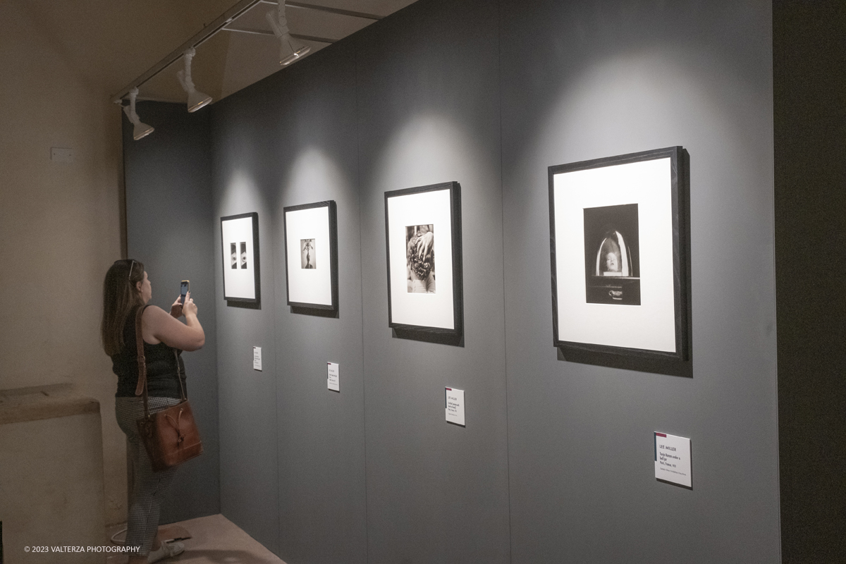 _DSF4370.jpg - 08/09/2023. Torino. La mostra ripercorre la vicenda umana e professionale di Lee Miller ponendo lâ€™attenzione sullo sguardo surrealista della fotografa Nella foto in visita alla mostra