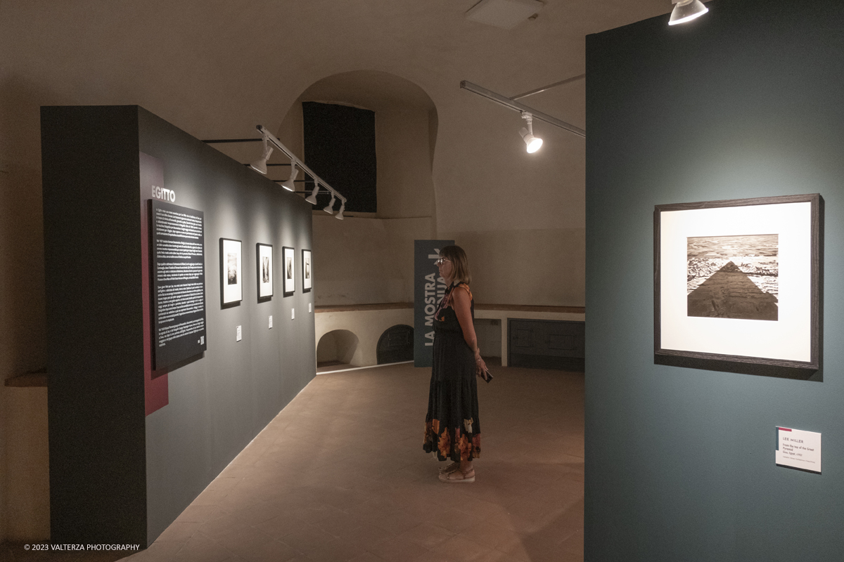 _DSF4408.jpg - 08/09/2023. Torino. La mostra ripercorre la vicenda umana e professionale di Lee Miller ponendo lâ€™attenzione sullo sguardo surrealista della fotografa Nella foto in visita alla mostra