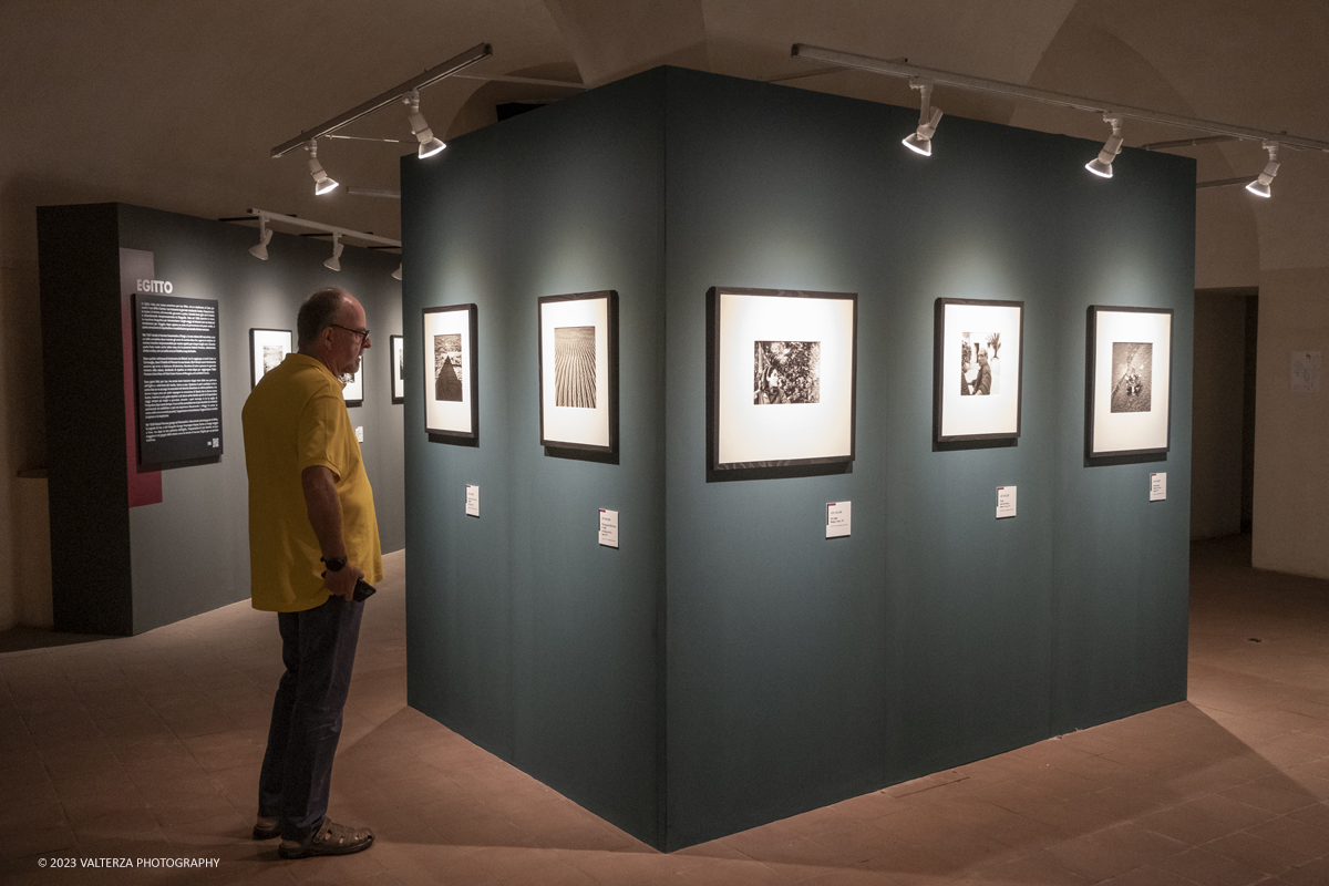 _DSF4426.jpg - 08/09/2023. Torino. La mostra ripercorre la vicenda umana e professionale di Lee Miller ponendo lâ€™attenzione sullo sguardo surrealista della fotografa Nella foto in visita alla mostra