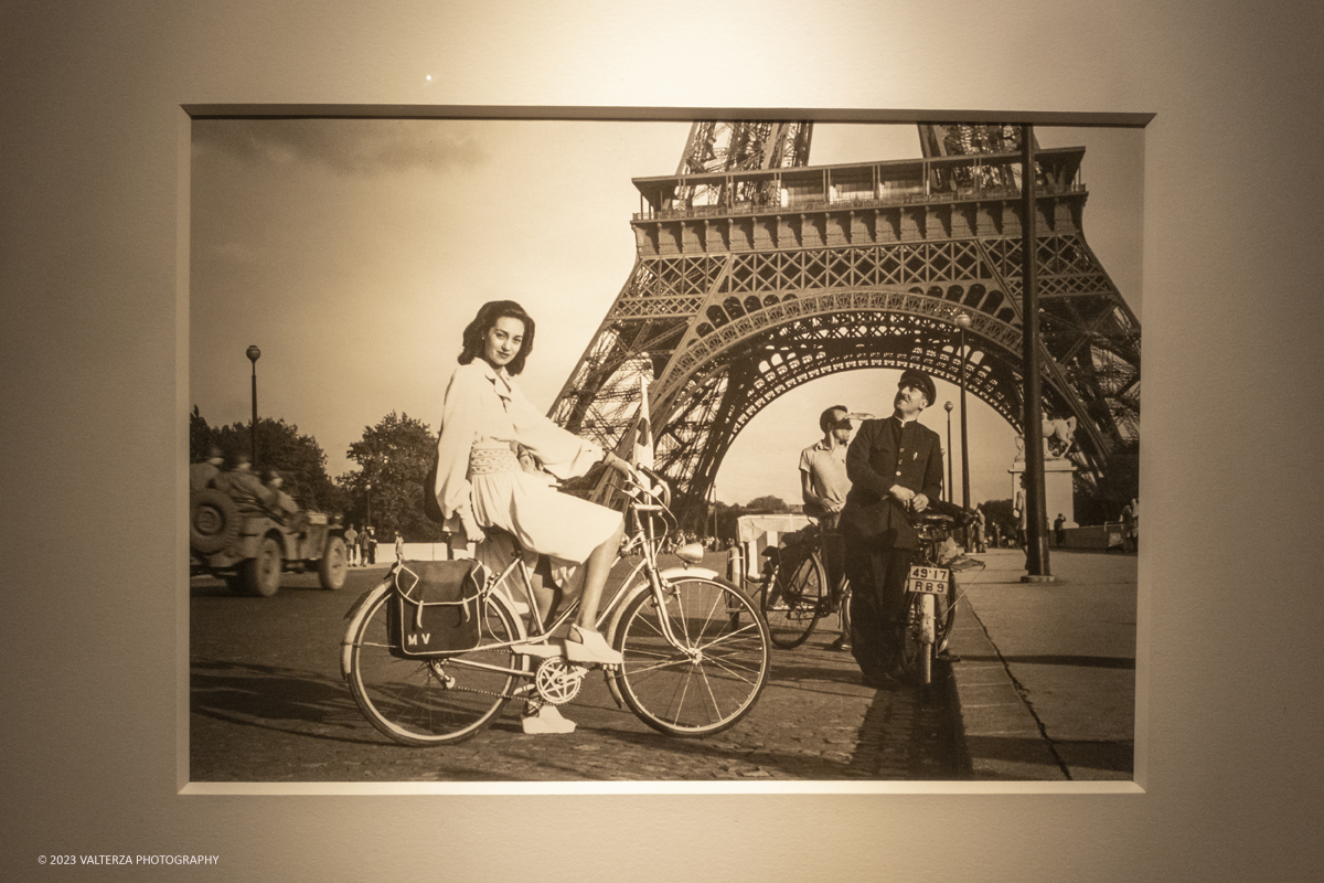 _DSF4573.jpg - 08/09/2023. Torino. La mostra ripercorre la vicenda umana e professionale di Lee Miller ponendo lâ€™attenzione sullo sguardo surrealista della fotografa_ Nella foto, scatto fashion , Parigi 1944