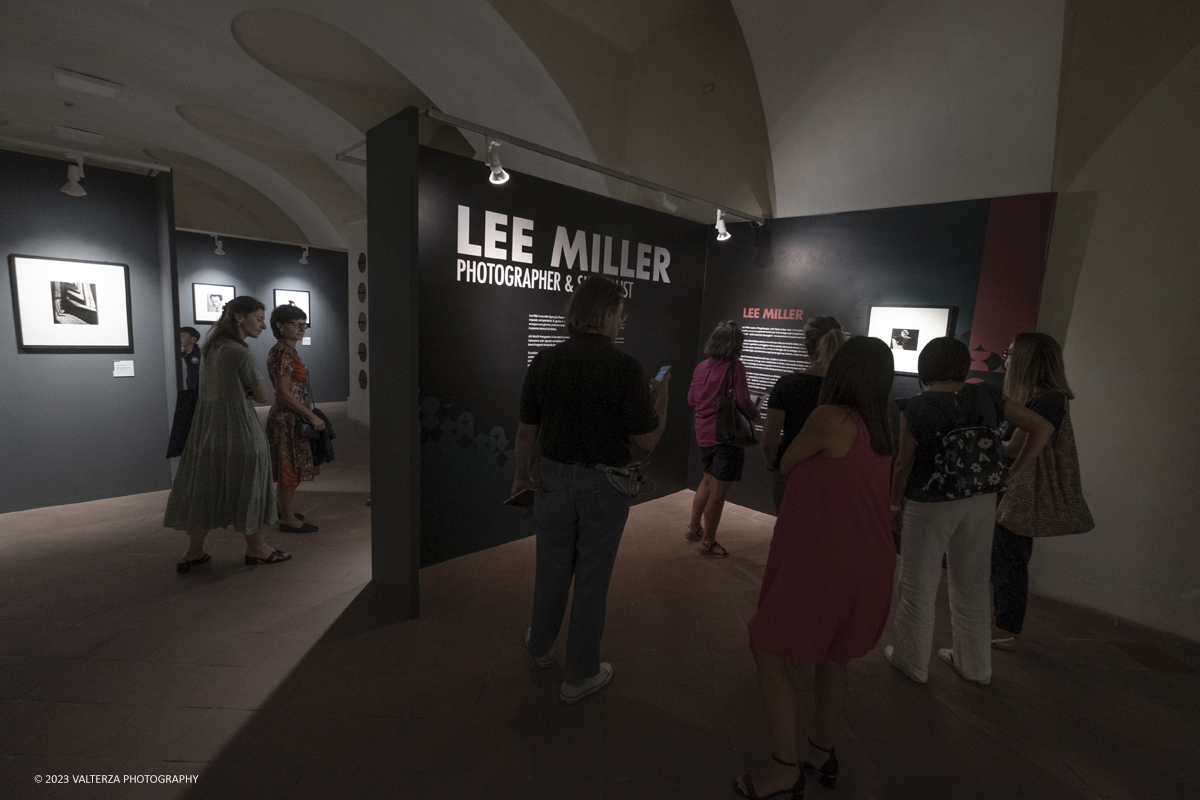 _DSF4834.jpg - 08/09/2023. Torino. La mostra ripercorre la vicenda umana e professionale di Lee Miller ponendo lâ€™attenzione sullo sguardo surrealista della fotografa_ Nella foto in visita alla mostra