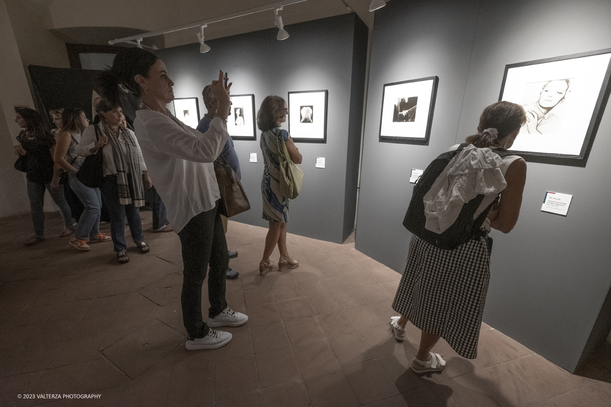 _DSF4846.jpg - 08/09/2023. Torino. La mostra ripercorre la vicenda umana e professionale di Lee Miller ponendo lâ€™attenzione sullo sguardo surrealista della fotografa Nella foto in visita alla mostra