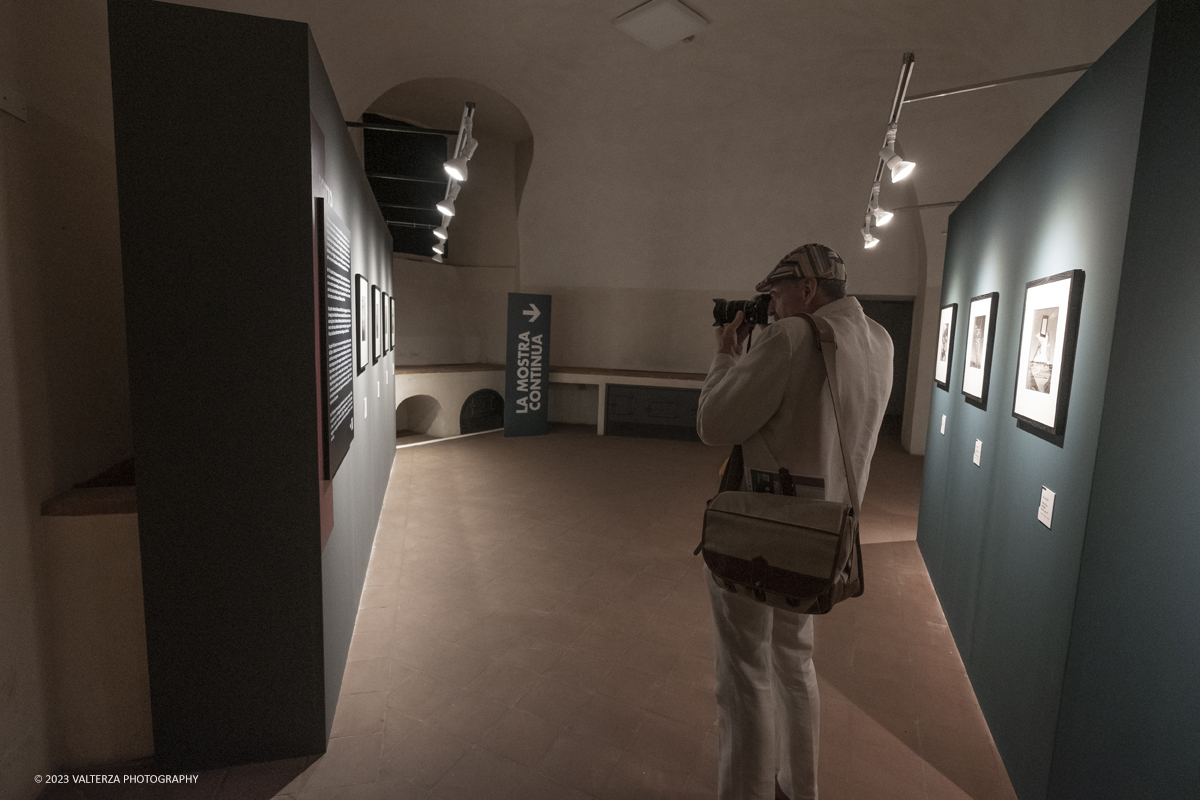 _DSF4858.jpg - 08/09/2023. Torino. La mostra ripercorre la vicenda umana e professionale di Lee Miller ponendo lâ€™attenzione sullo sguardo surrealista della fotografa Nella foto in visita alla mostra