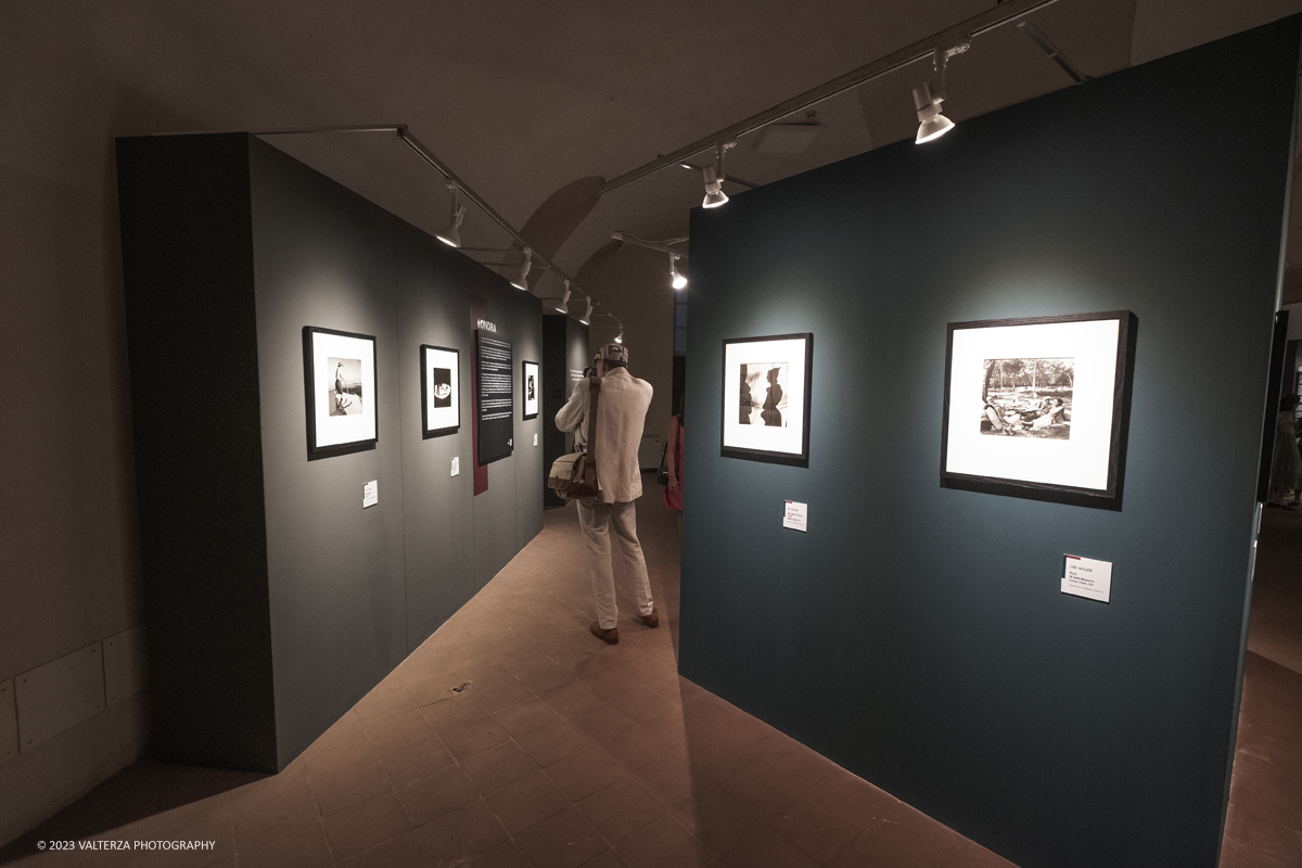 _DSF4869.jpg - 08/09/2023. Torino. La mostra ripercorre la vicenda umana e professionale di Lee Miller ponendo lâ€™attenzione sullo sguardo surrealista della fotografa Nella foto in visita alla mostra